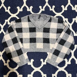 Alya V-Neck Gray and Black Plaid Fuzzy Crop Sweater sz XL